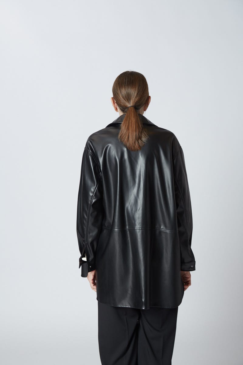 Camisa Negra Oversized Larga con Bolsillos