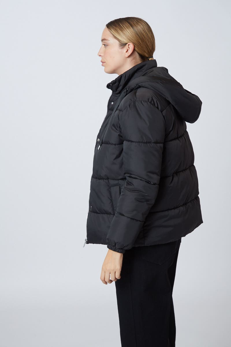 Campera Puffer Negra con Capucha