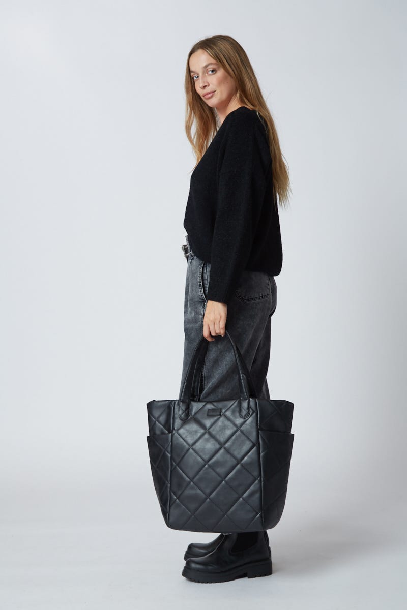 Cartera Negra con Bolsillos Laterales