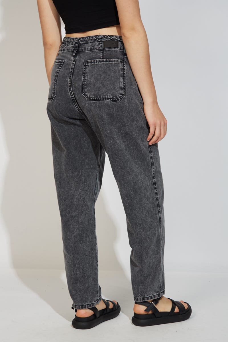 Jean Mom Fit Gabardina Negro