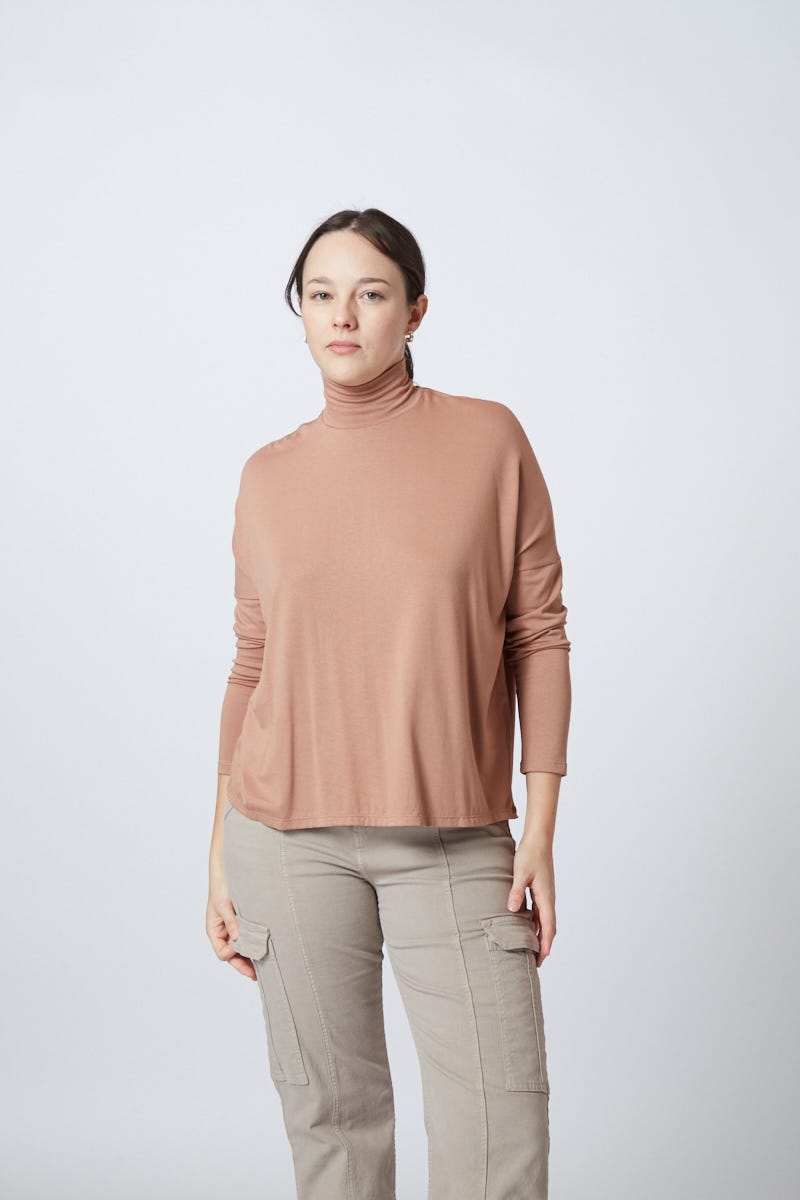 Polera Crepe Marrón Cuello Ceñido