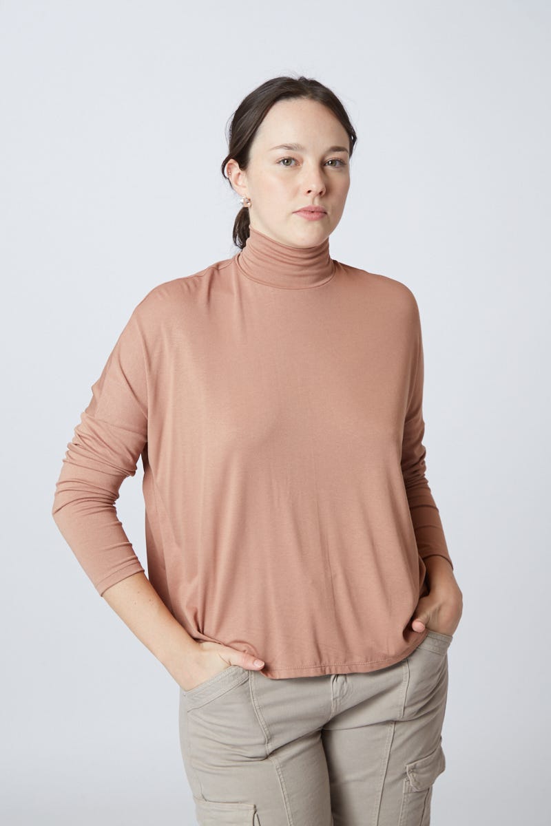 Polera Crepe Marrón Cuello Ceñido