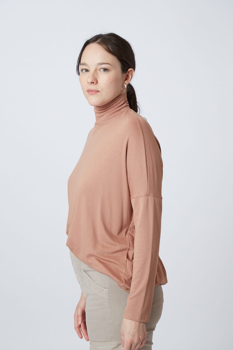 Polera Crepe Marrón Cuello Ceñido