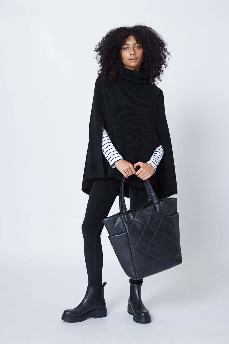 Poncho Negro Cuello Alto
