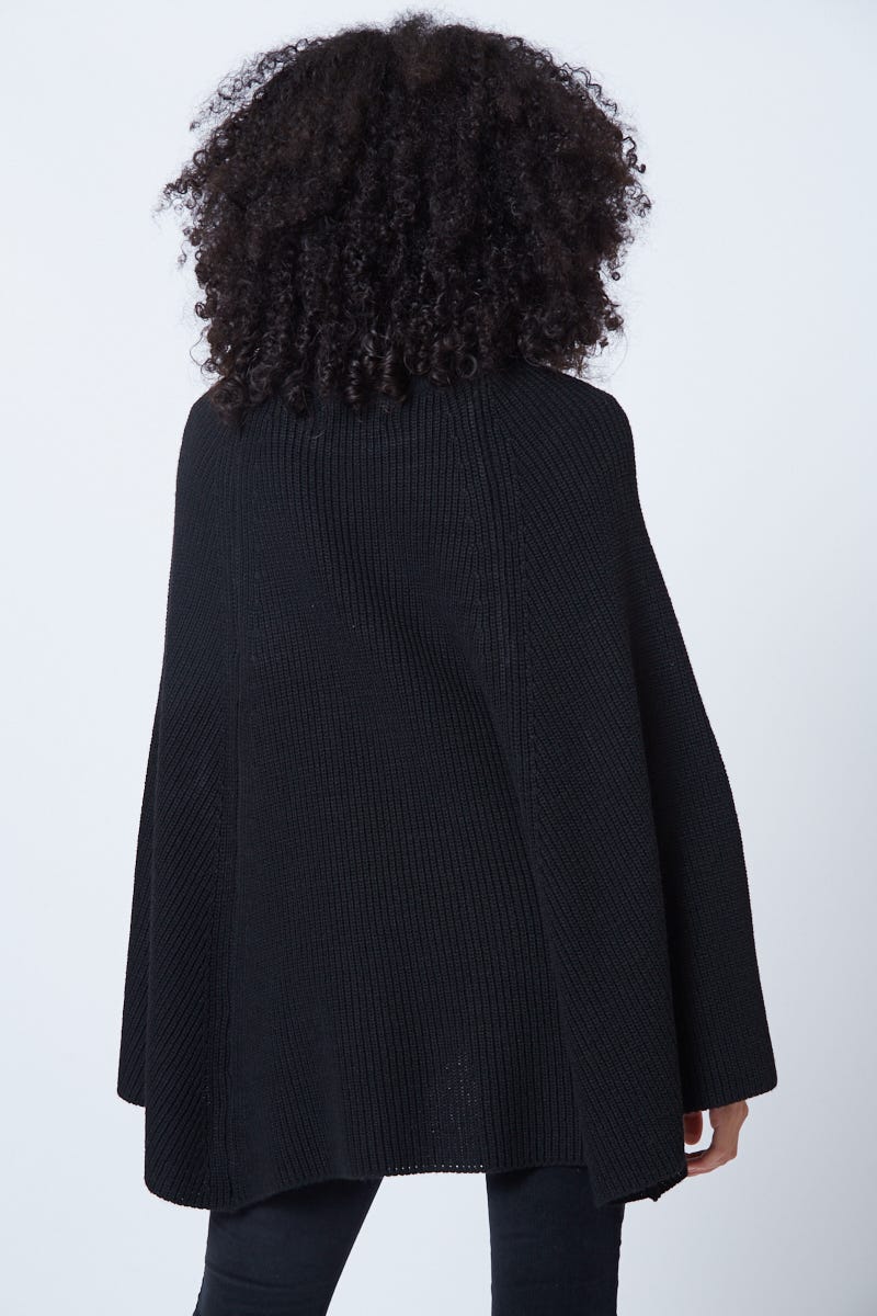 Poncho Negro Cuello Alto