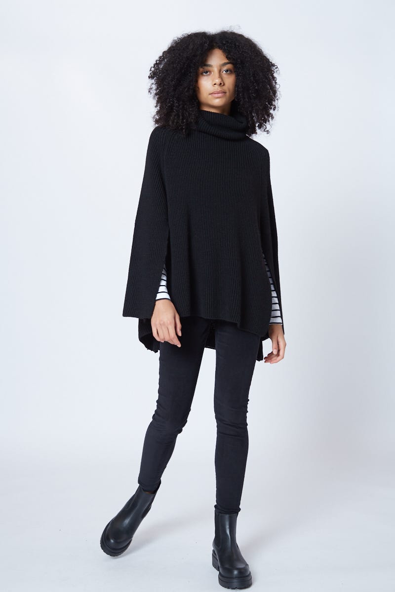 Poncho Negro Cuello Alto