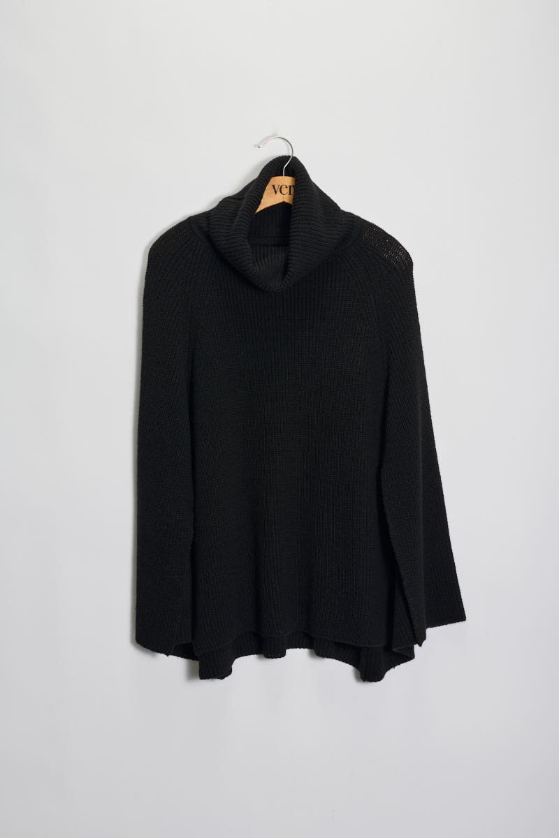 Poncho Negro Cuello Alto