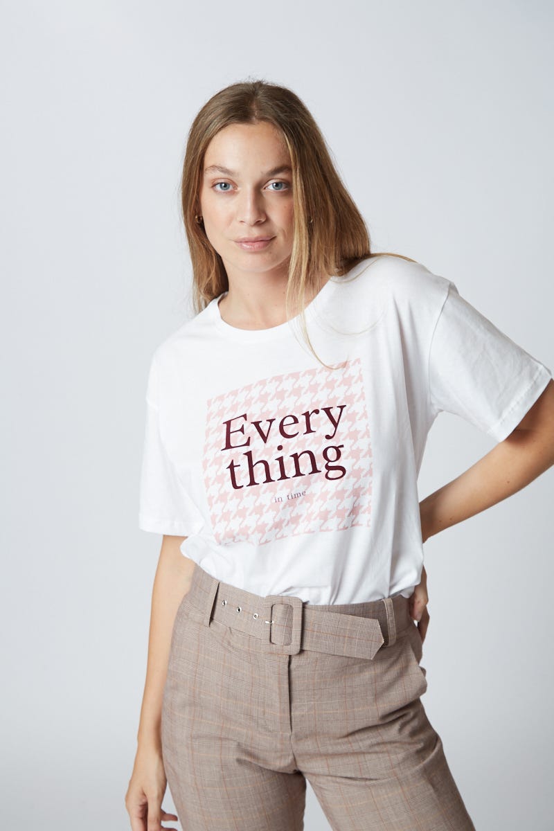 Remera Blanca Estampa Everything In Time