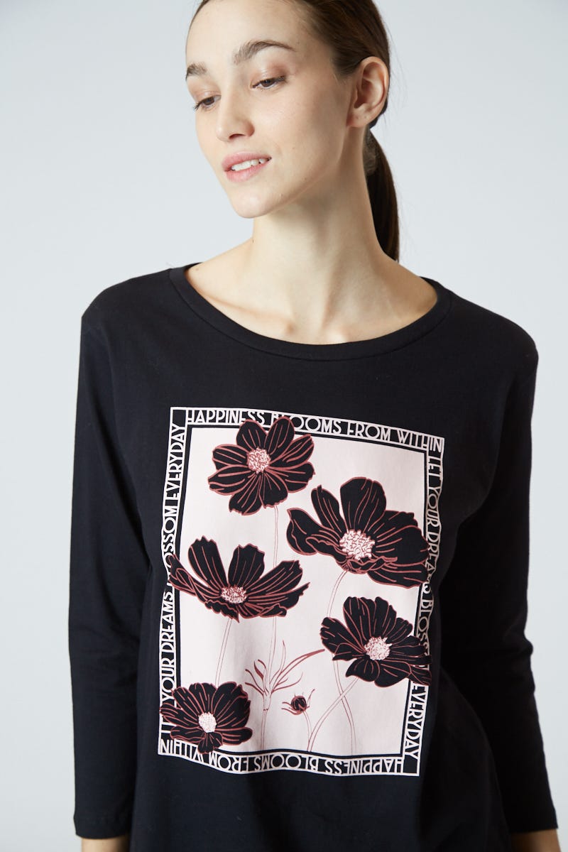 Remera Negra Estampa Floral
