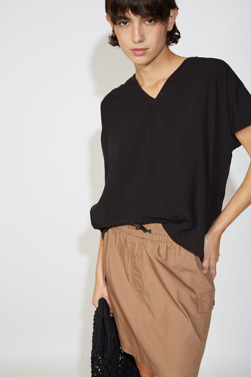Remera Negra Lisa Sin Mangas Cuello V 