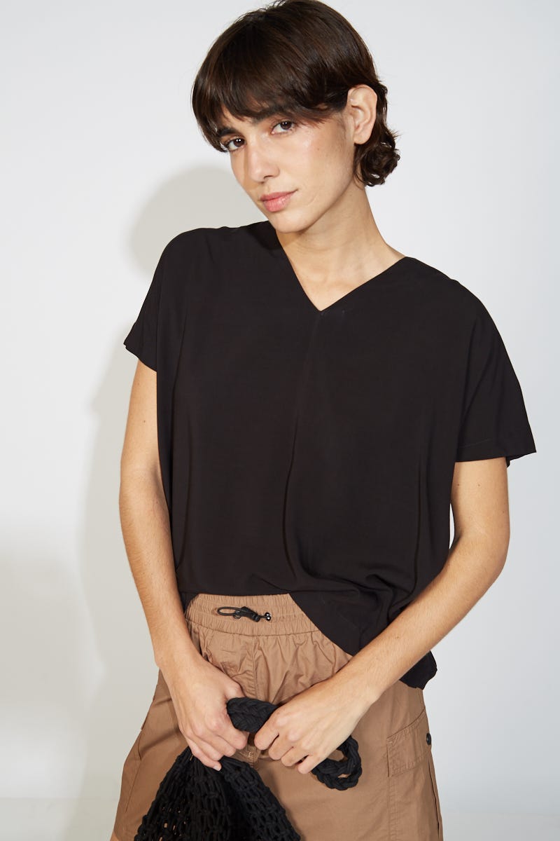 Remera Negra Lisa Sin Mangas Cuello V 