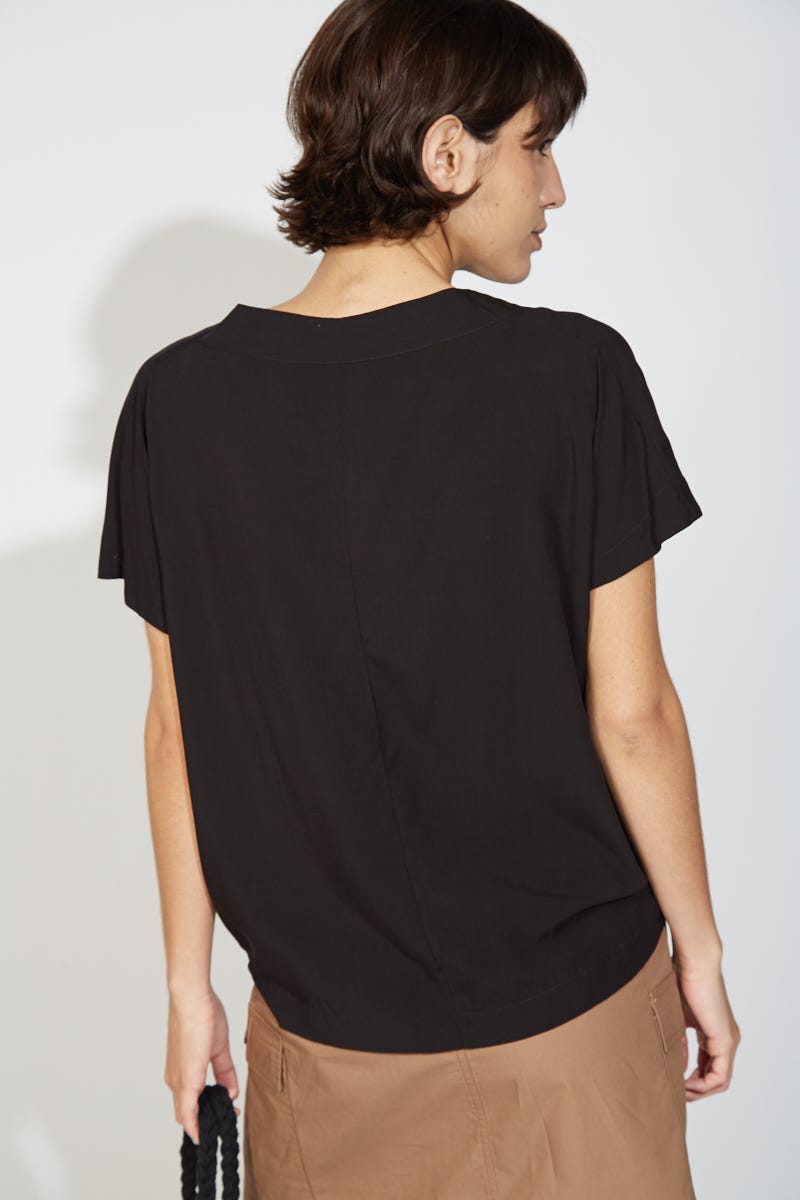 Remera Negra Lisa Sin Mangas Cuello V 