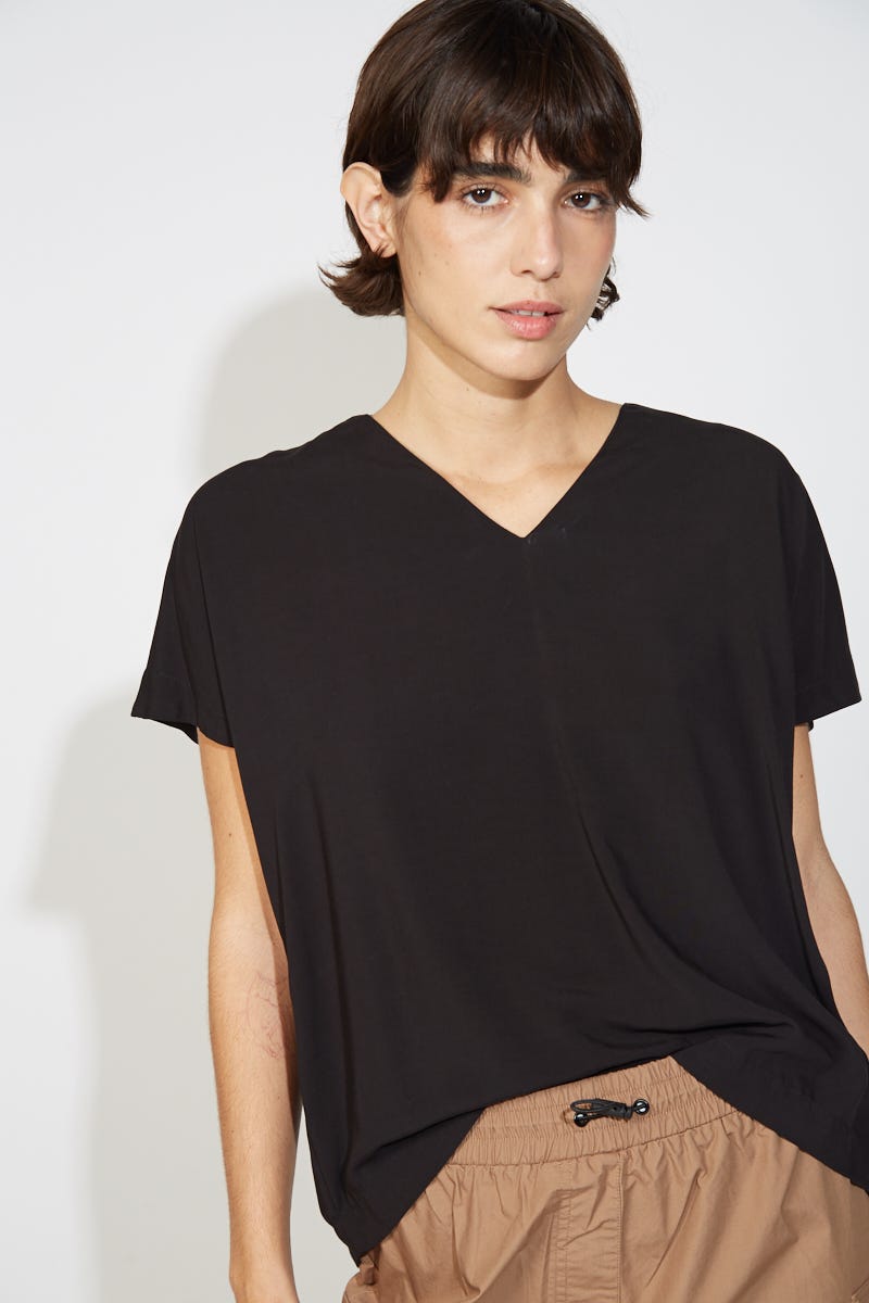 Remera Negra Lisa Sin Mangas Cuello V 