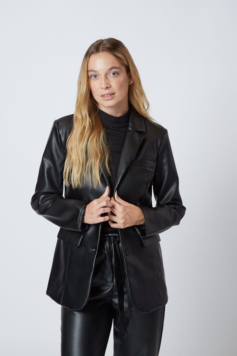 Saco Negro Ecocuero con Recortes
