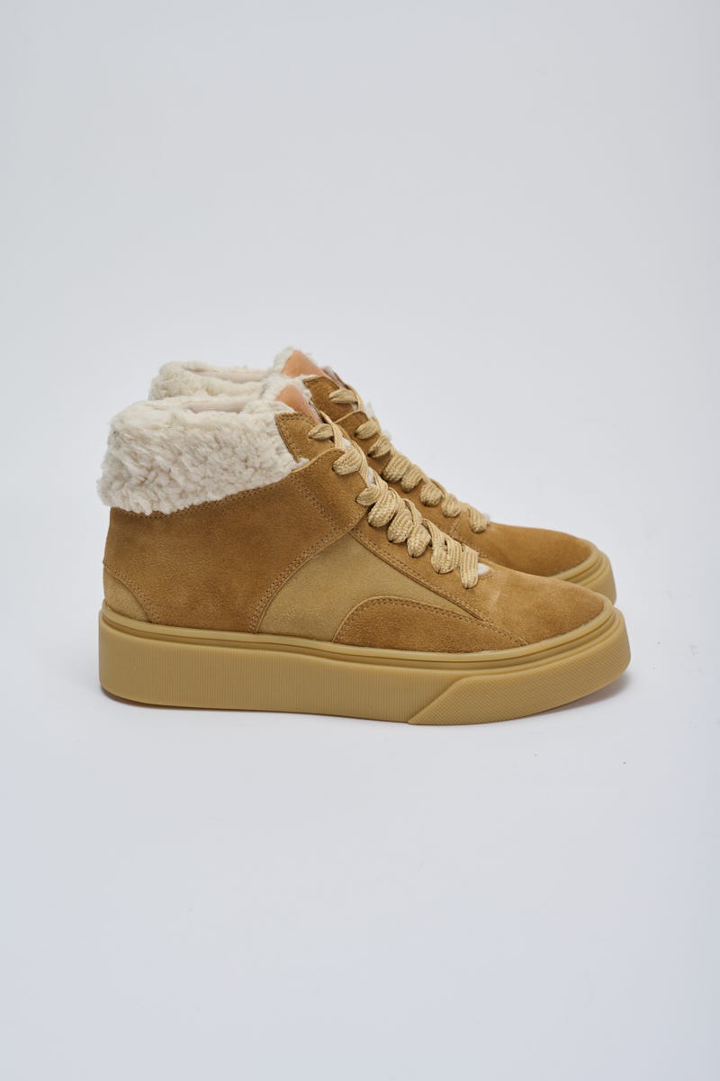 Zapatilla Marrón con Recortes y Corderito