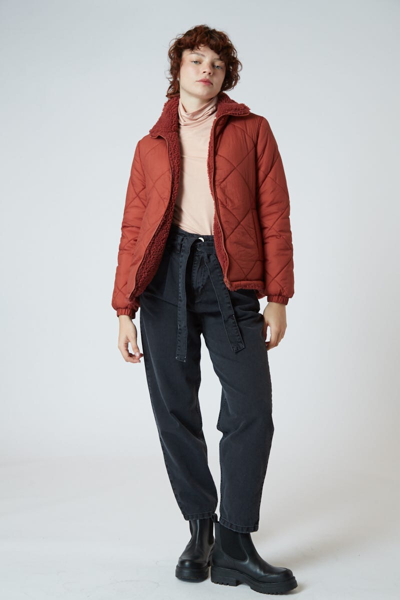 Jean Slouchy con Lazo Negro