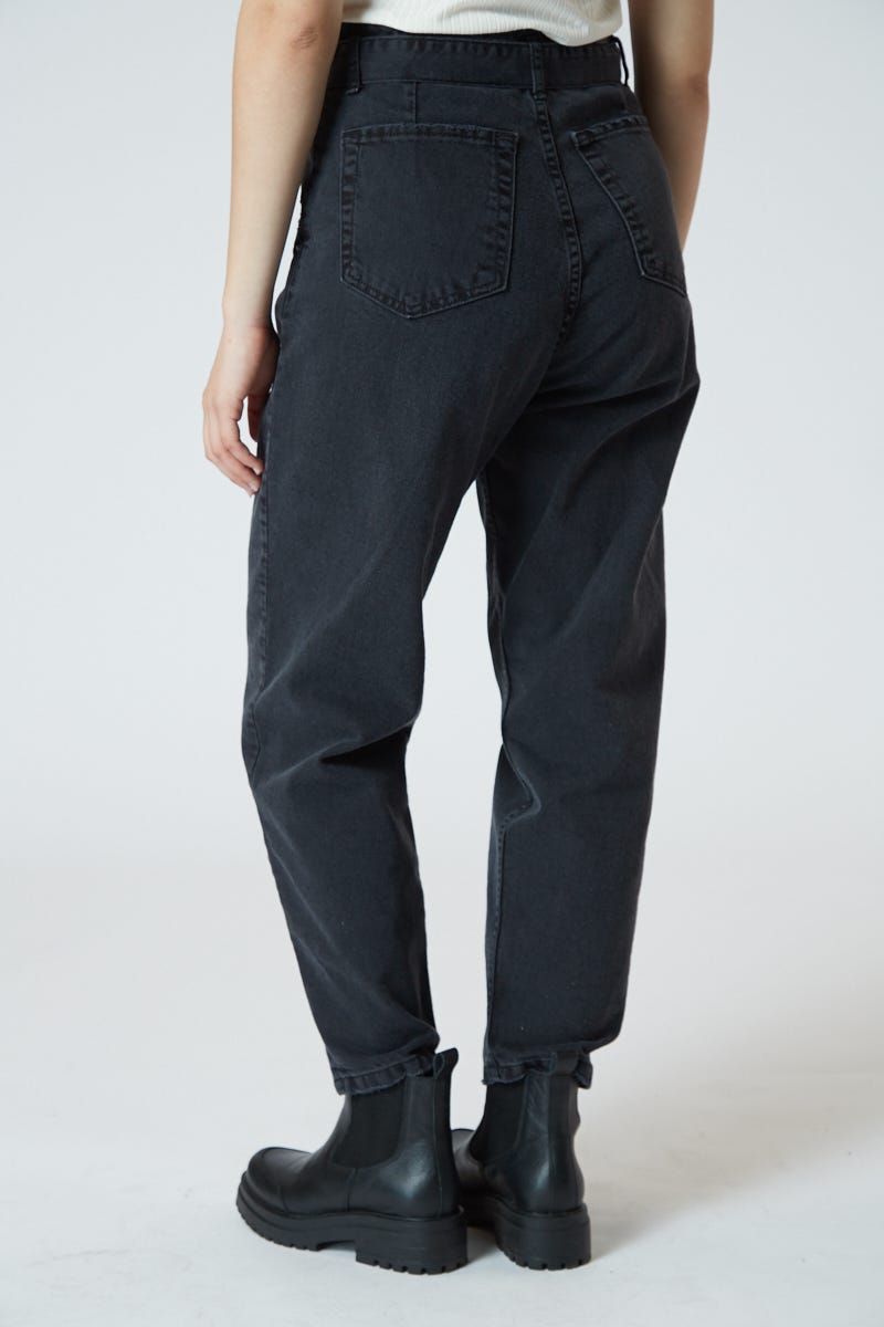 Jean Slouchy con Lazo Negro