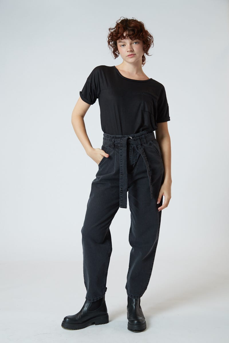 Jean Slouchy con Lazo Negro