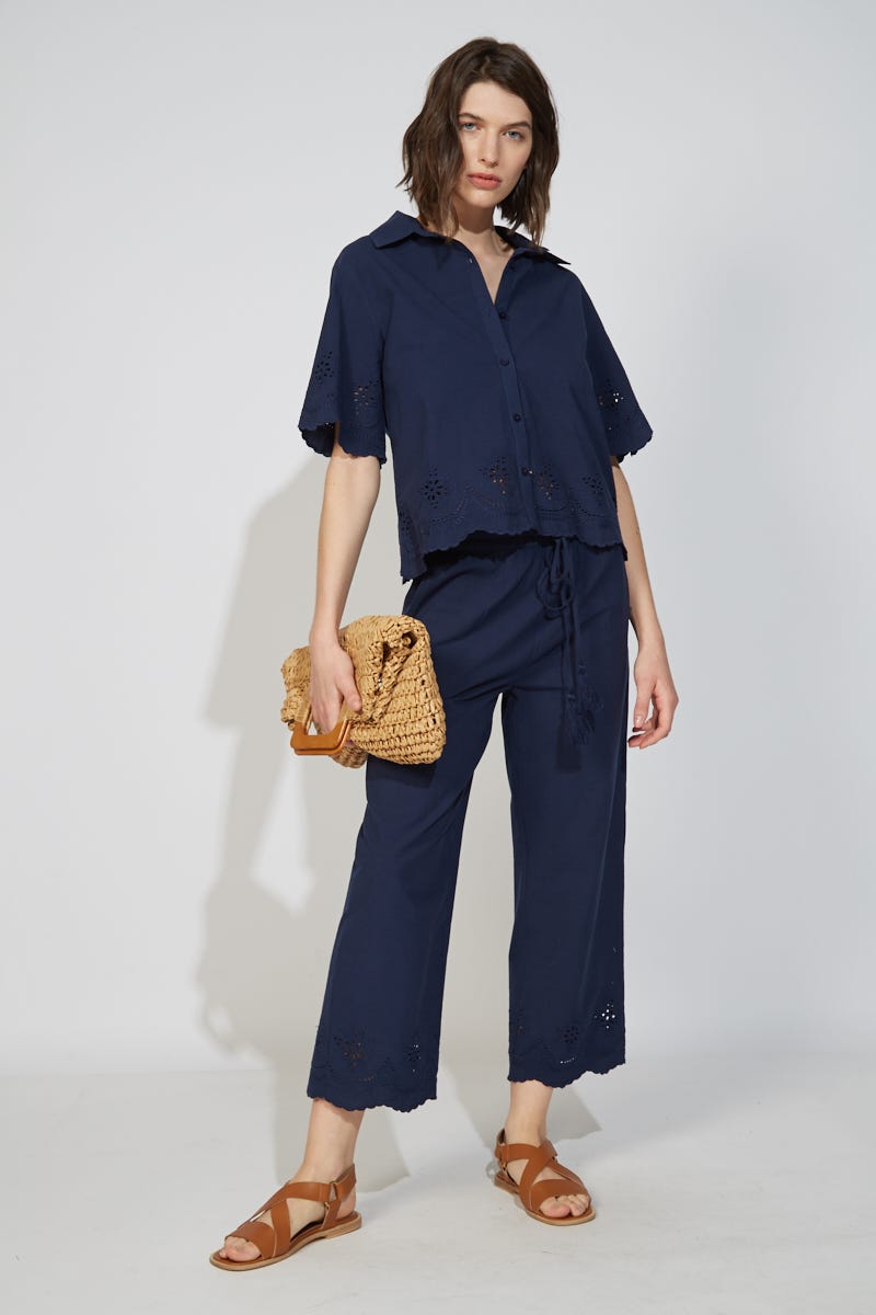 Pantalón Azul con Botas en Broderie