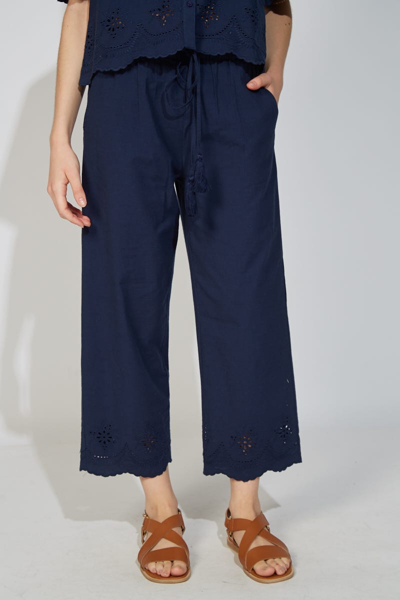 Pantalón Azul con Botas en Broderie
