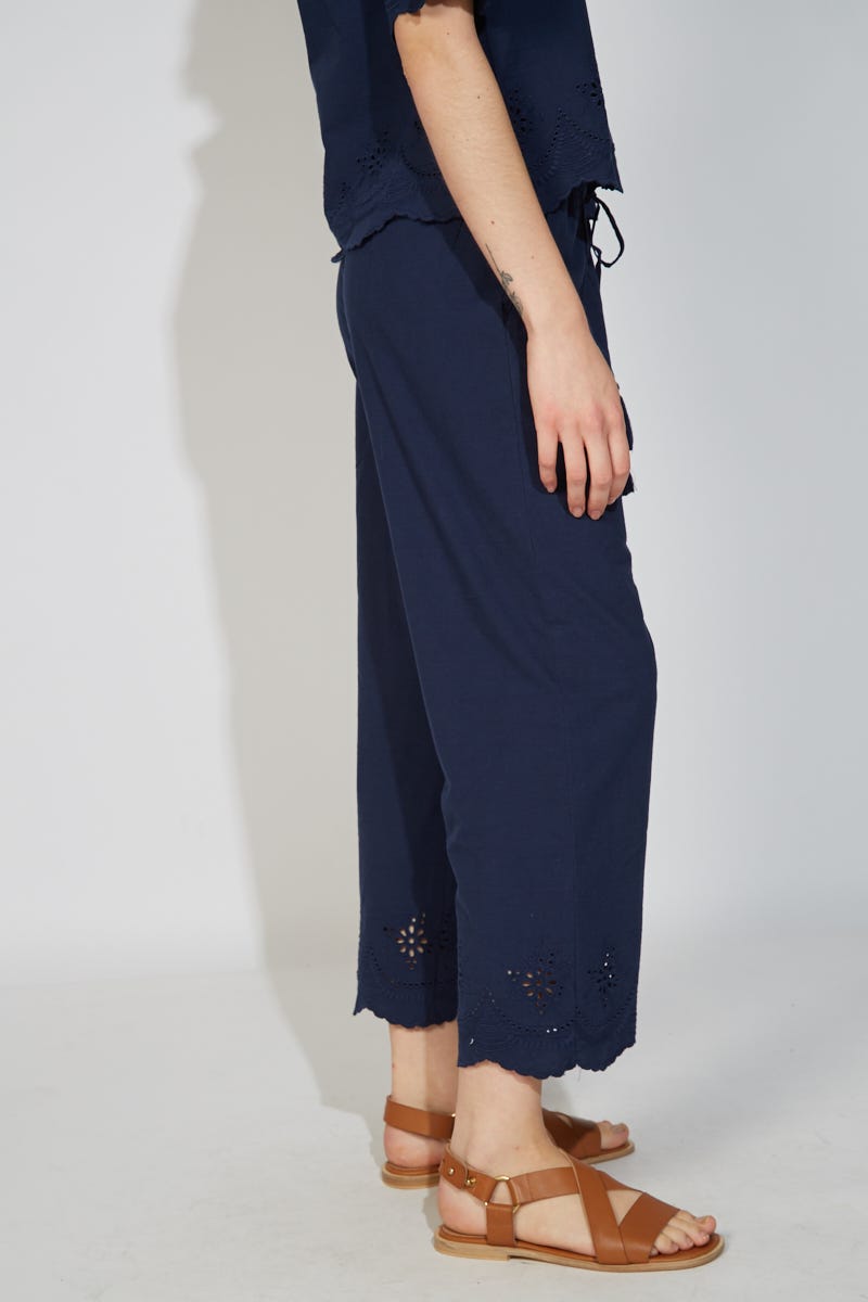 Pantalón Azul con Botas en Broderie