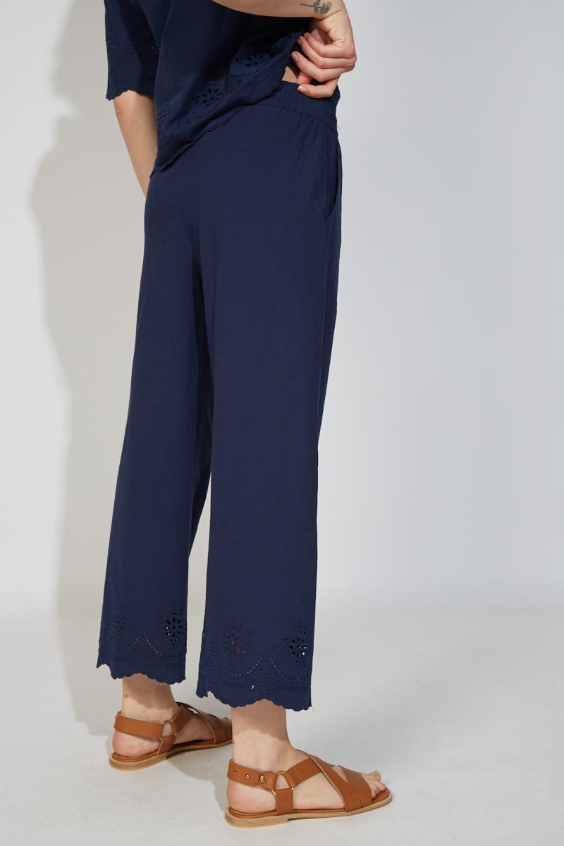 Pantalón Azul con Botas en Broderie