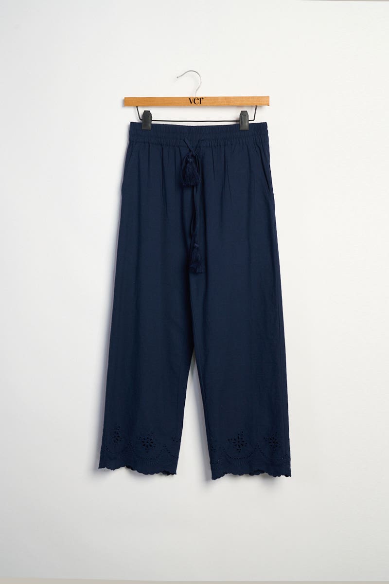 Pantalón Azul con Botas en Broderie