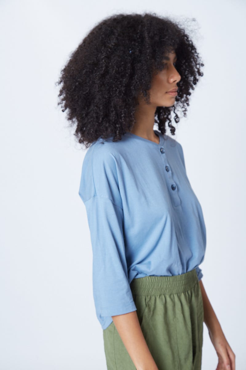 Remera Básica Azul Con Botones