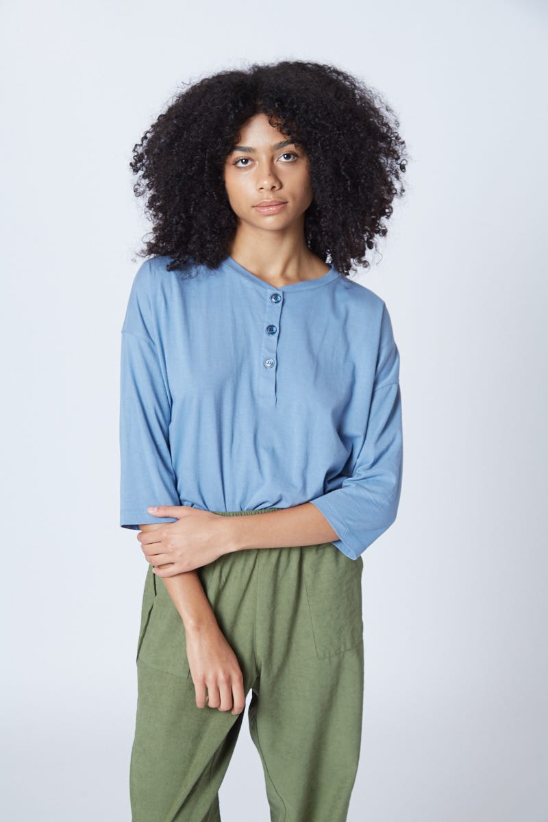 Remera Básica Azul Con Botones