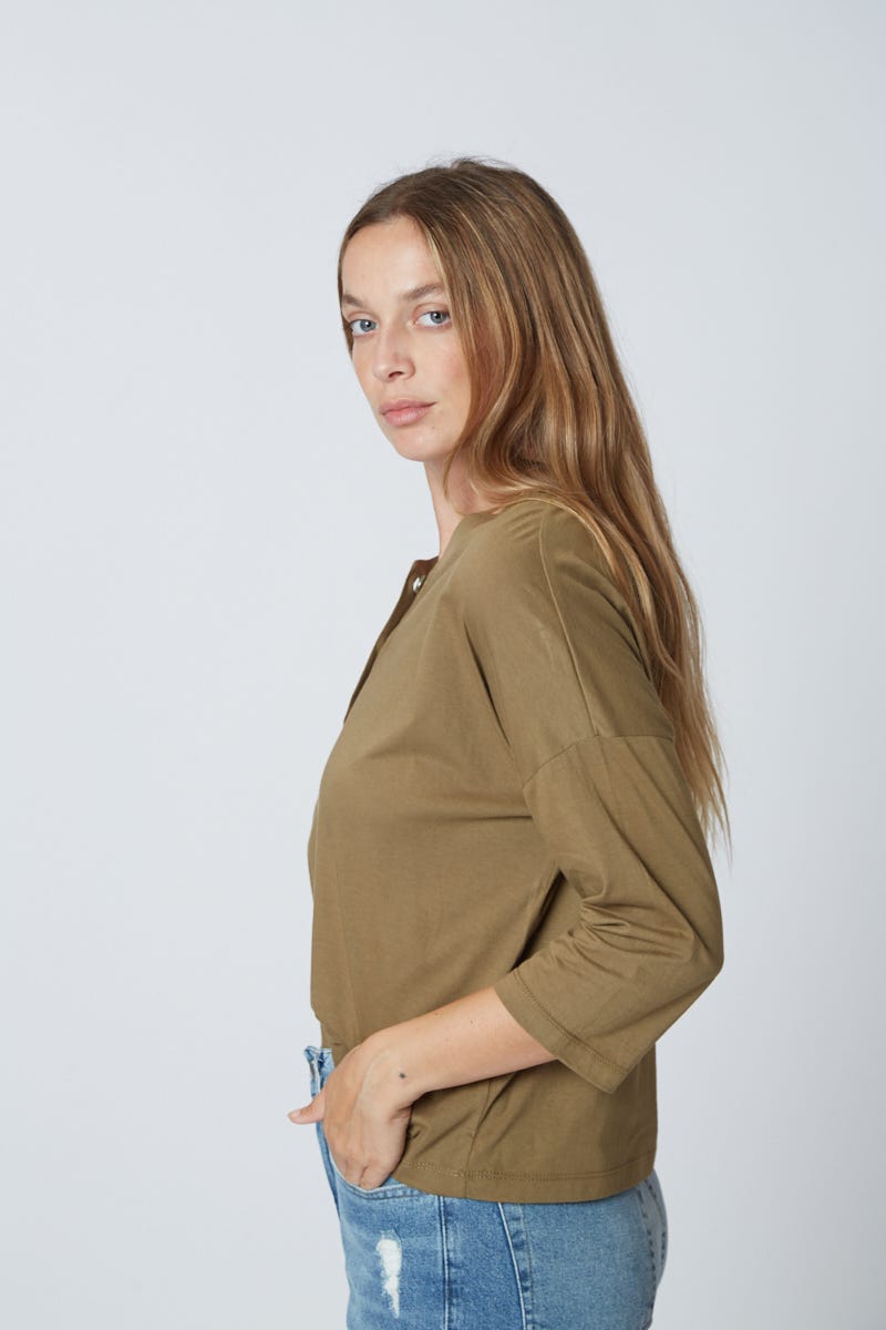 Remera Básica Verde Con Botones