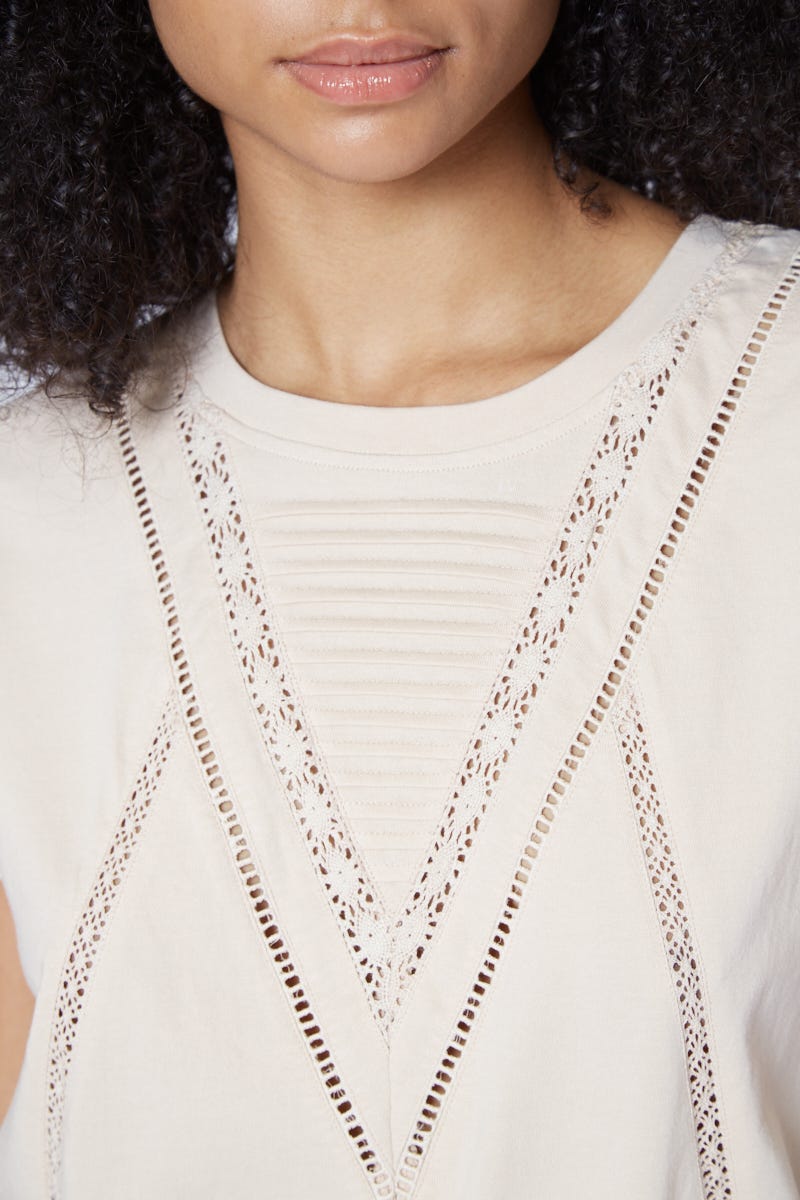 Remera Beige Con Puntillas Al Tono
