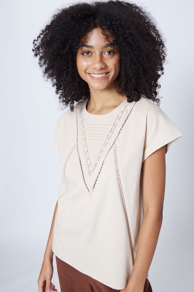Remera Beige Con Puntillas Al Tono