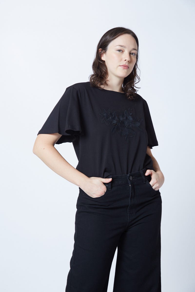 Remera Negra con Manga Corta Acampanada