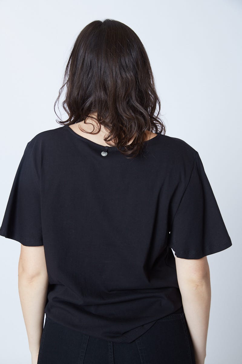 Remera Negra con Manga Corta Acampanada
