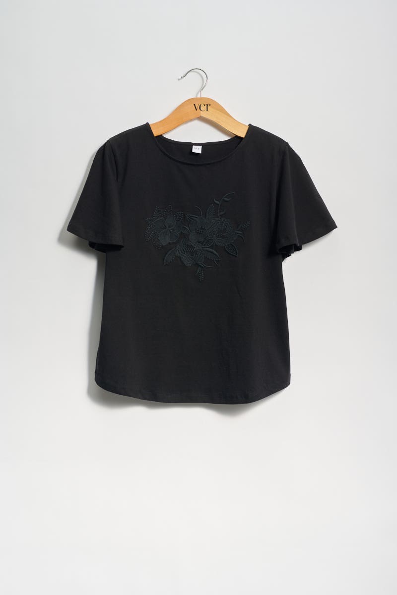 Remera Negra con Manga Corta Acampanada