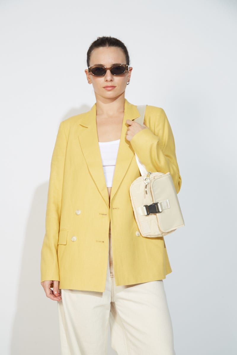 Saco Amarillo con Cruce y Botones Delanteros