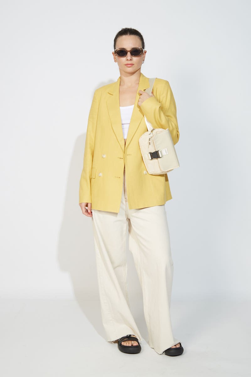 Saco Amarillo con Cruce y Botones Delanteros