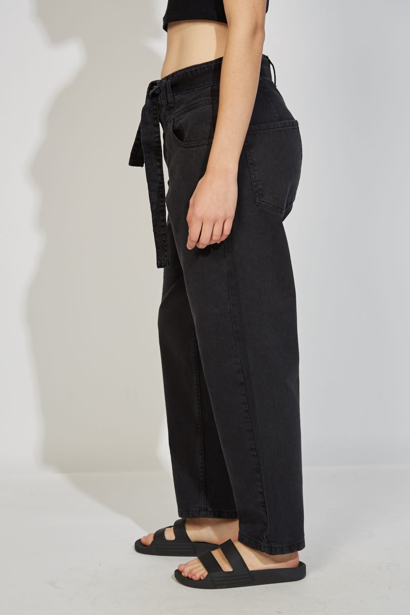 Jean Slouchy con Lazo Negro