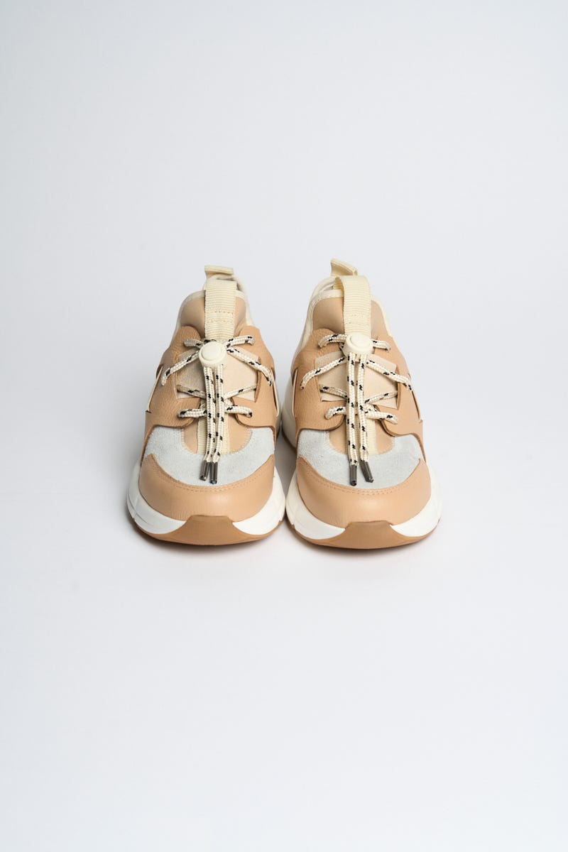 Zapatilla Cuero Recortes Combinados y Cordón 